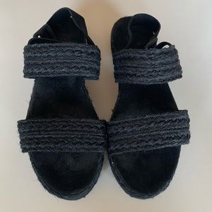 UN PASO MAS women’s black flat espadrilles